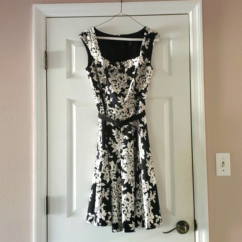 White House Black Market, size 6, black and white.